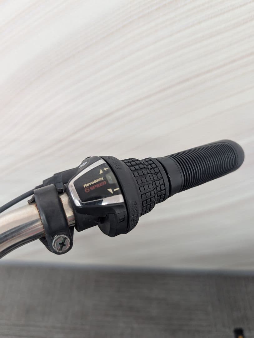 黒いシティサイクル 27インチ 前面バスケット付き、5段ギア、オートライト