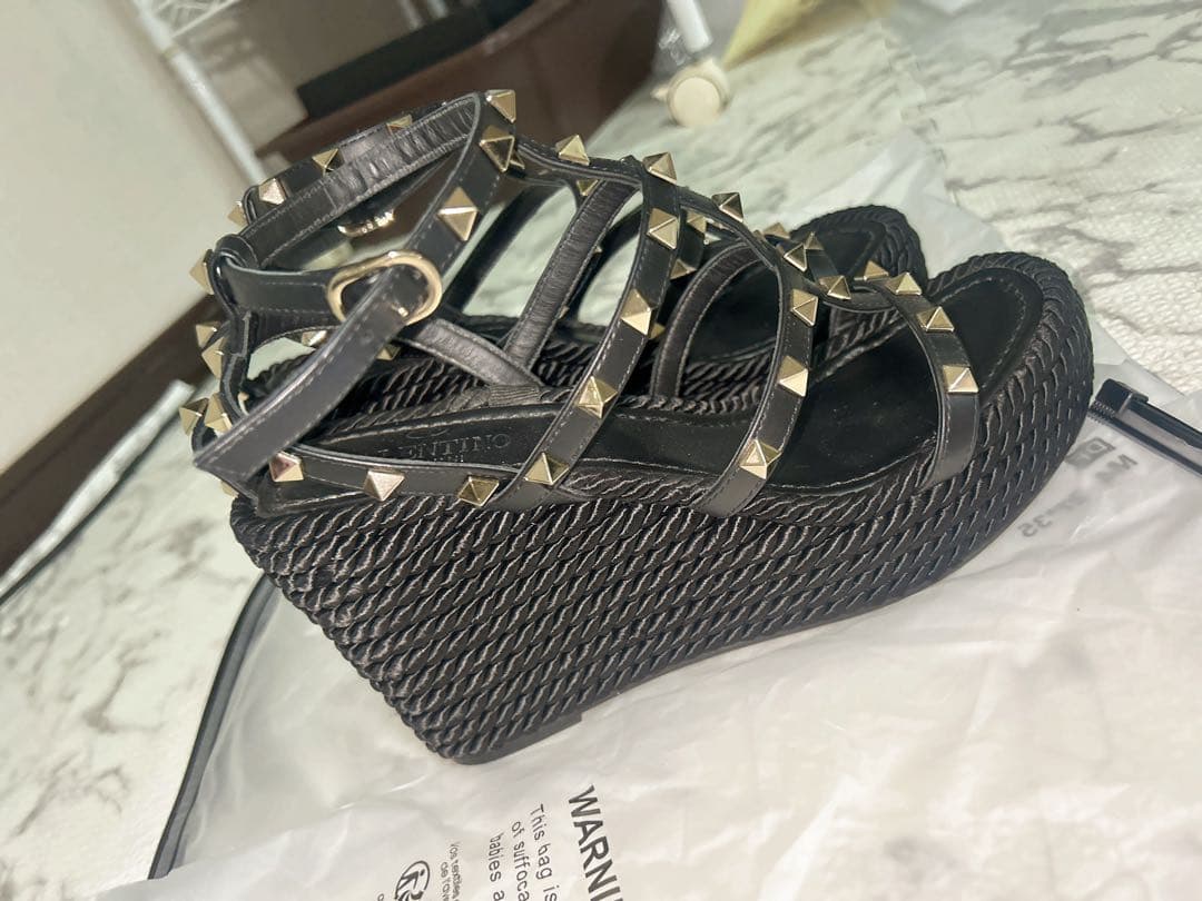 VALENTINO スタッズ付きブラックウェッジサンダル