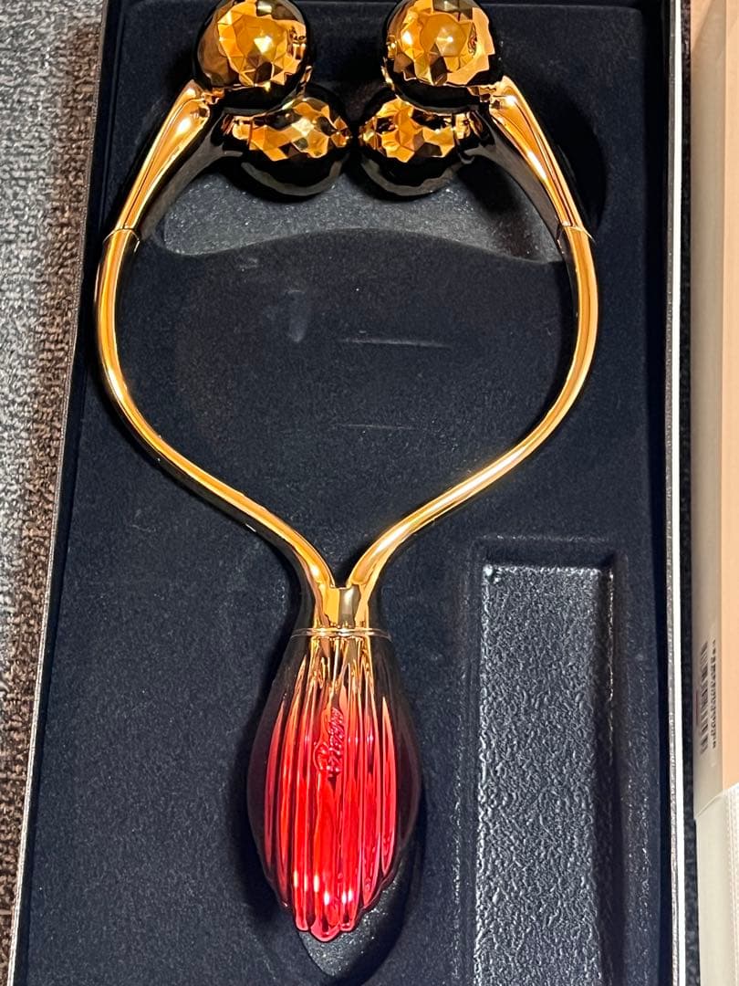 美品/リファ/フェイスローラー ゴールドと赤のグラデーション