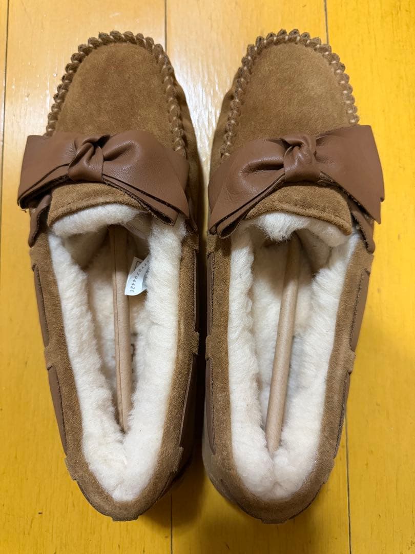 【新品未使用】UGG リボン付きモカシン チェスナット 23㎝