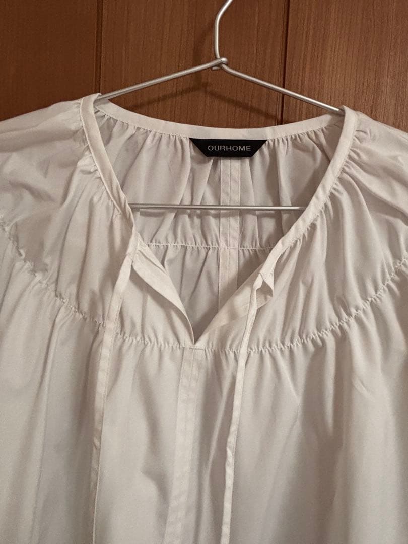 OUR たっぷりギャザーのフレアブラウス　ホワイト