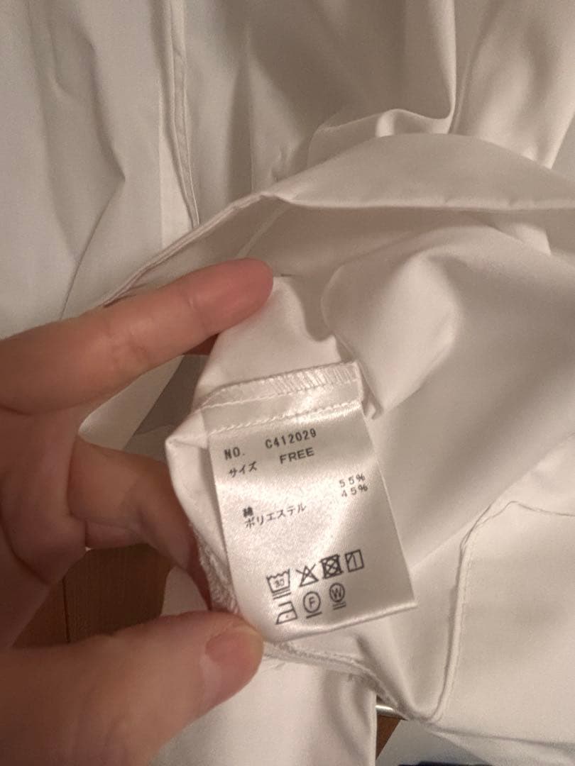 OUR たっぷりギャザーのフレアブラウス　ホワイト