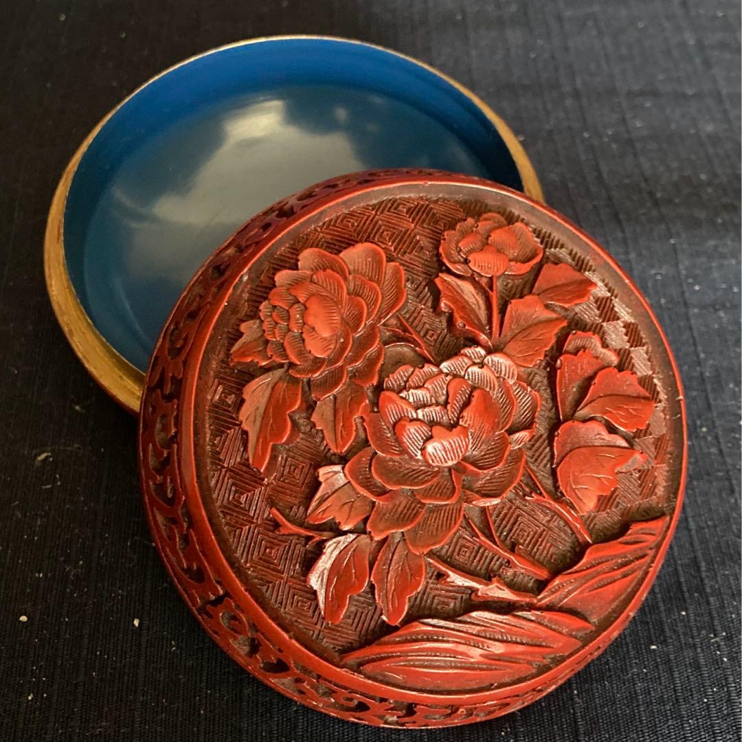 堆朱牡丹雷唐草文香合　中国工芸品