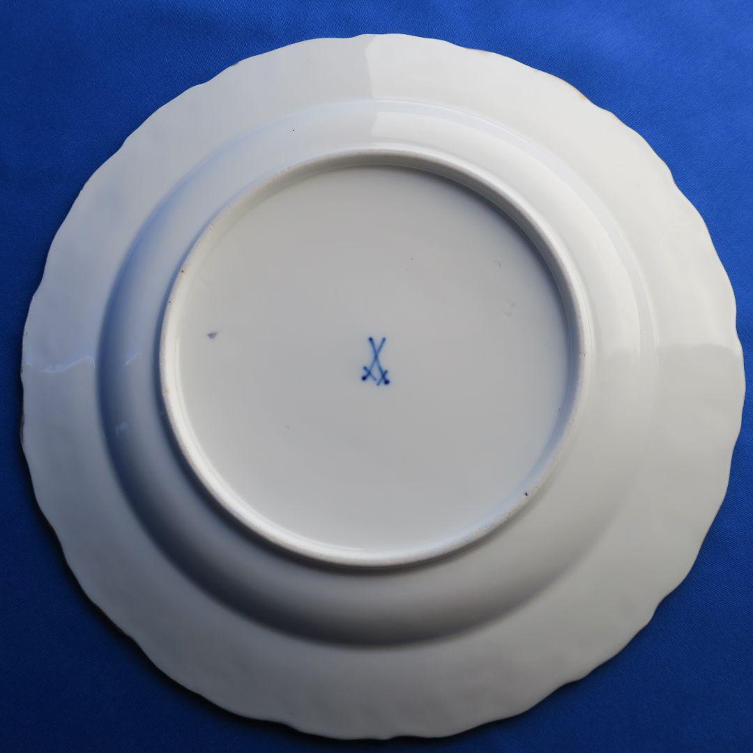 デザインの美しさを際立たせるマイセンプレート（コバルトブルー）