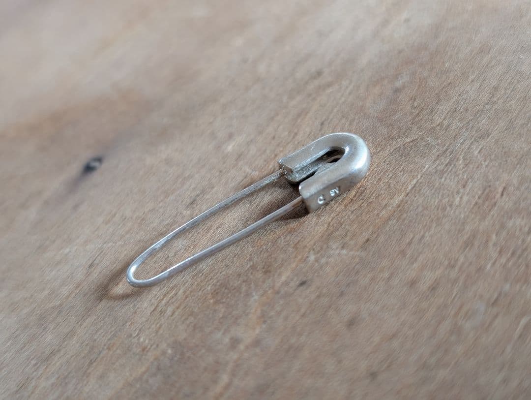 chigoチーゴ　 ロックな安全ピンピアス　ダイヤつき　SILVER