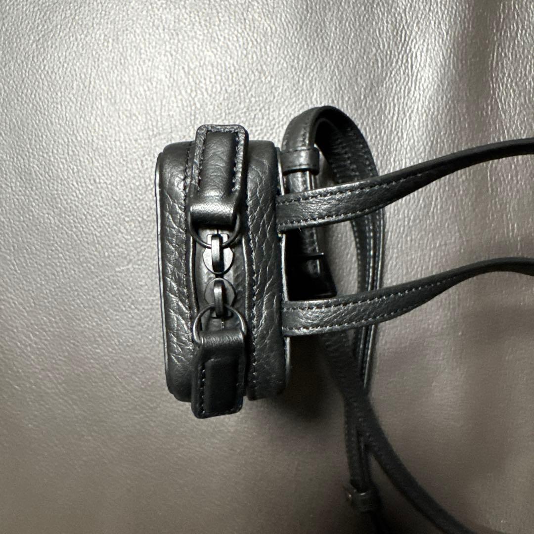objcts.io アジャスタブルレザーストラップ一体型 マイクロバッグ