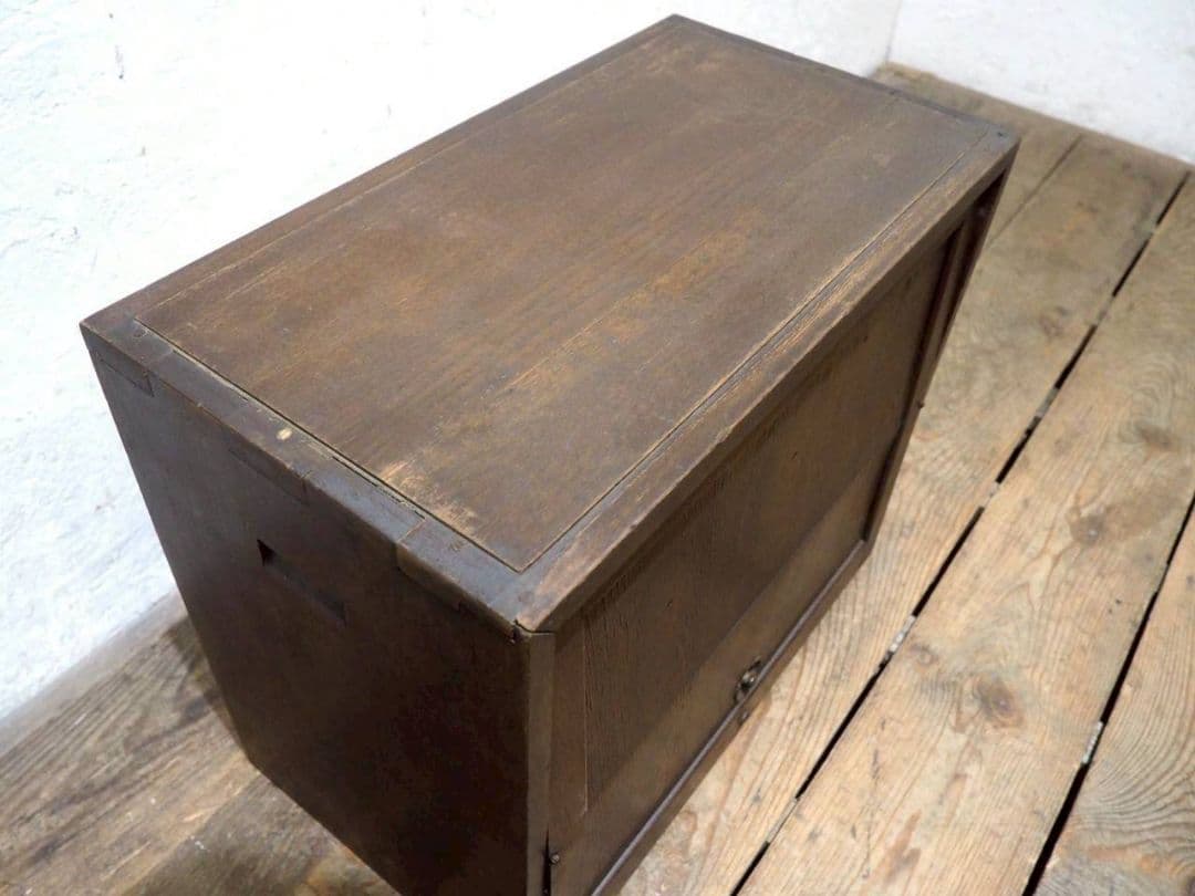 1136 アンティーク　格納扉の飾り棚　陳列台　キャビネット　古家具　レトロ