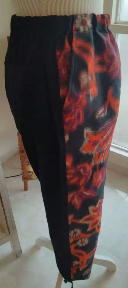 COMME des GARÇONS 黒とオレンジの花柄 ガウチョパンツ