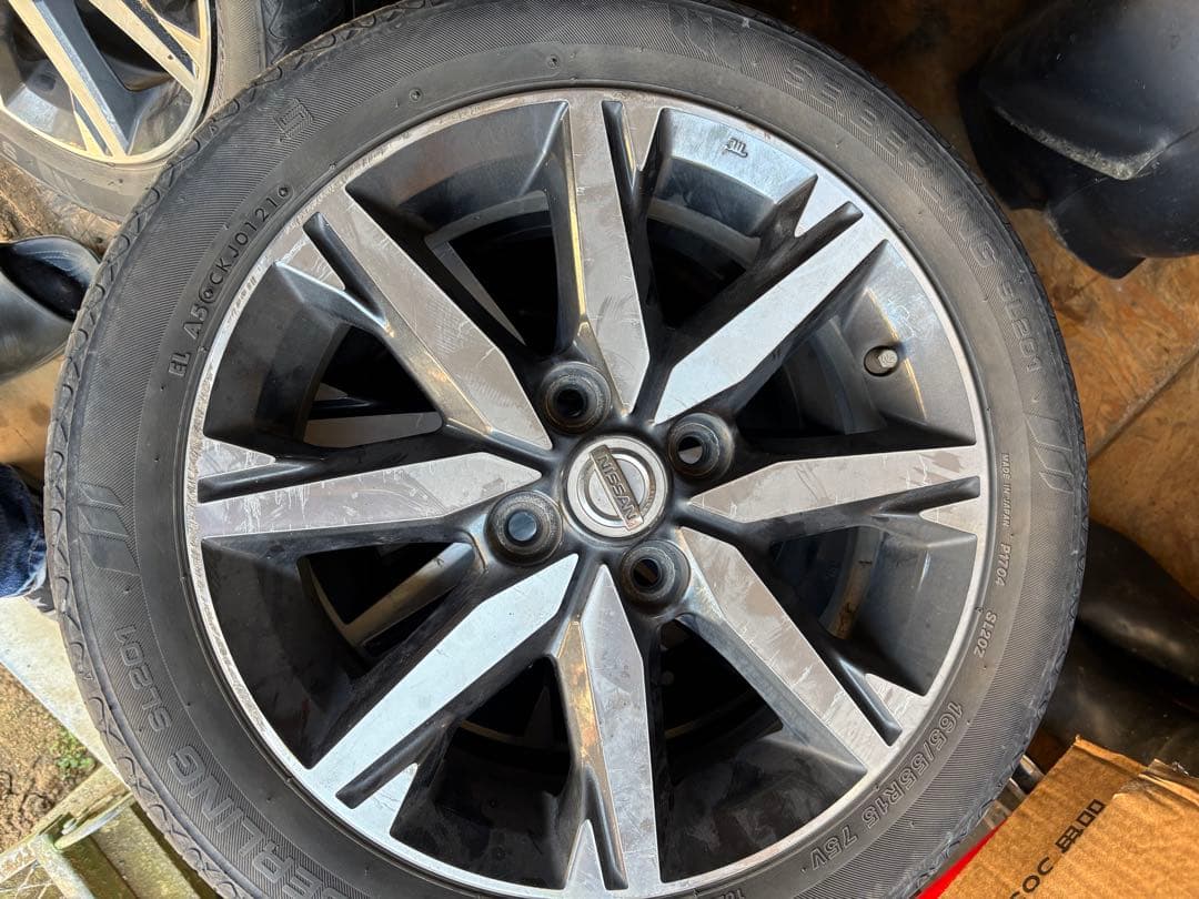 ニッサン　日産デイズ純正ホイールタイヤつき