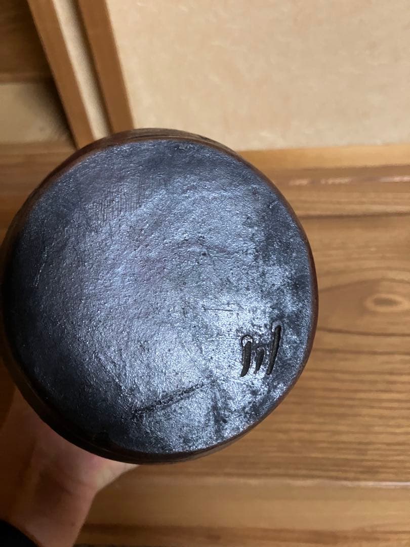 黒色 陶器壺 波状持ち手