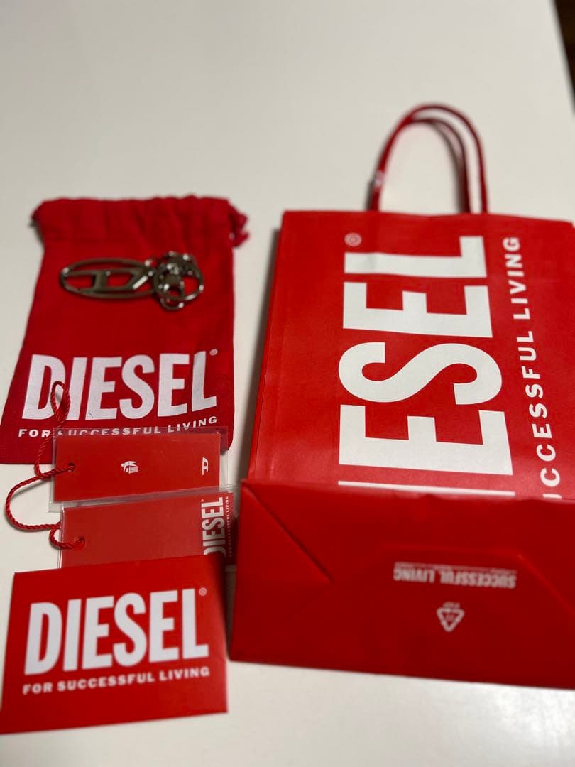 週末限定　値引き‼️DIESEL ロゴ入りメタルキーホルダー　袋付き