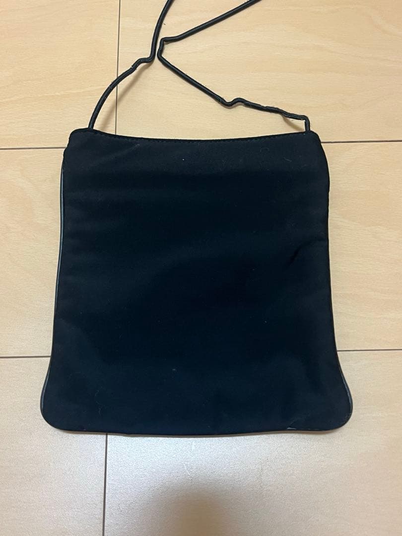 MIU MIU ブラックレザーショルダーバッグ