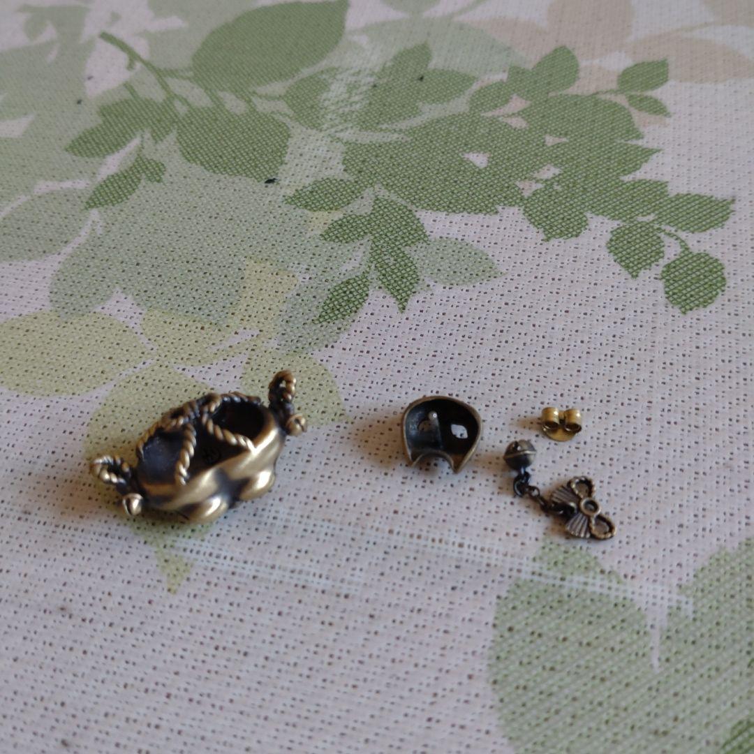 猫のデザイン ピアス(片耳用)と同デザインのネックレストップの2点セット