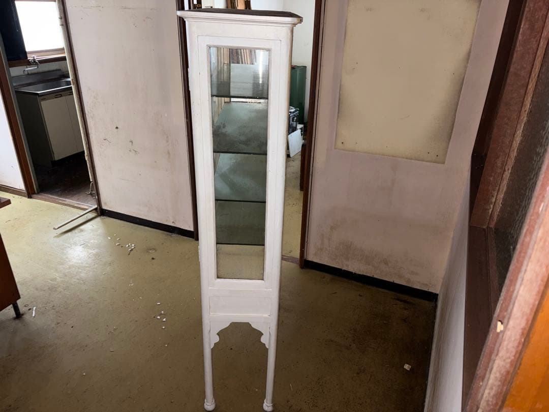 ヴィンテージ風ホワイトキャビネット