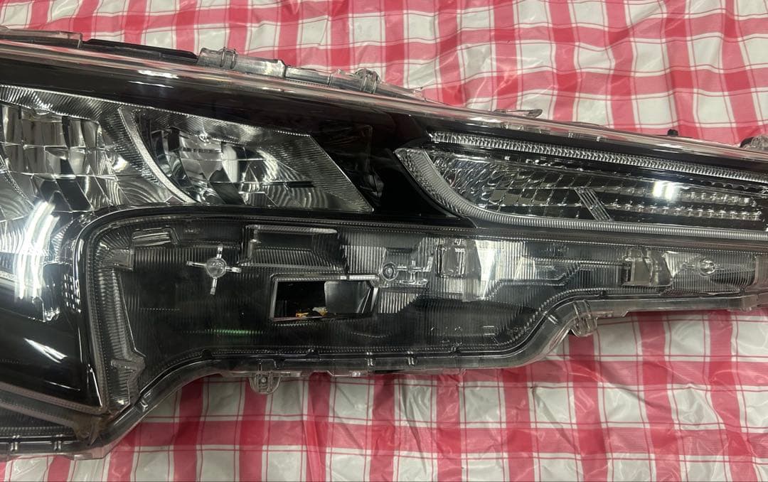 トヨタ カローラツーリング・カローラスポーツ 純正 右ヘッドライト 中古品