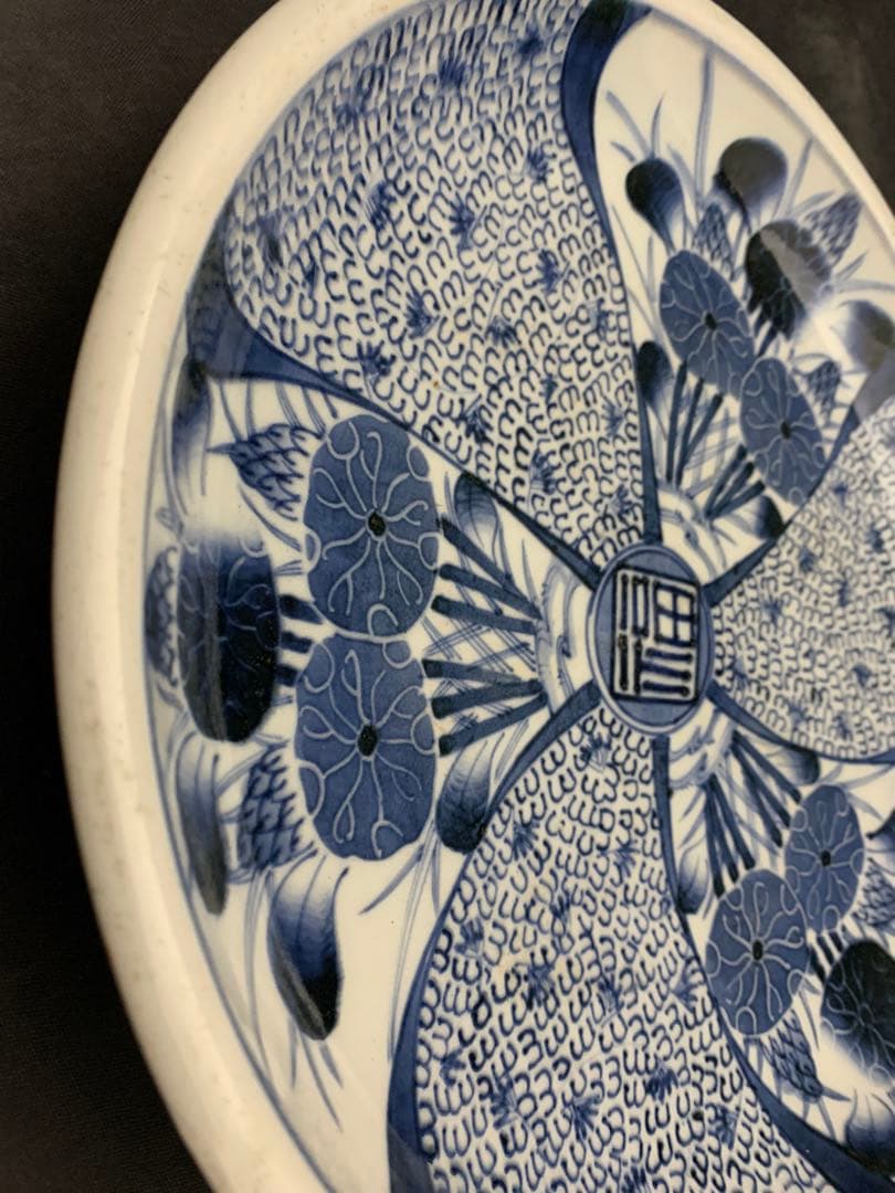 古伊万里　大皿　花　微塵唐草　捻り模様　約直径28.5㎝　/かけ有