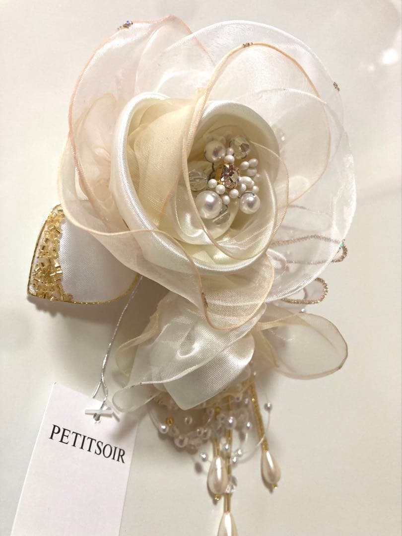 東京ソワール　PETITSOIR コサージュ ブローチホワイト色　新品未使用