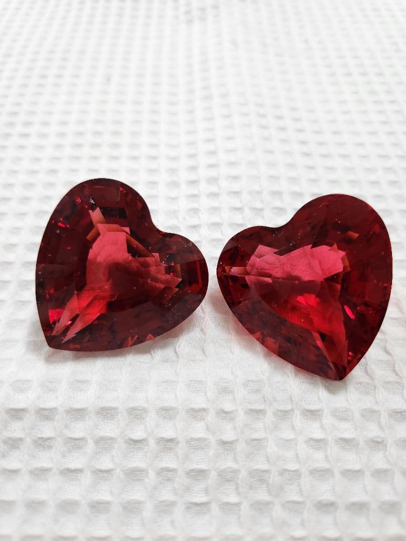 ハート型赤スワロスキー置物2個 スワン刻印