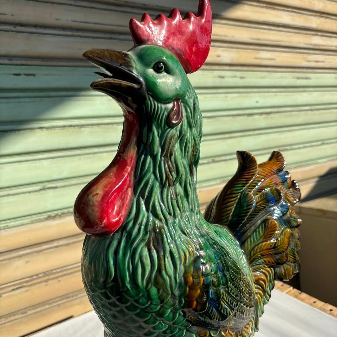 色鮮やかな陶器製ニワトリ置物