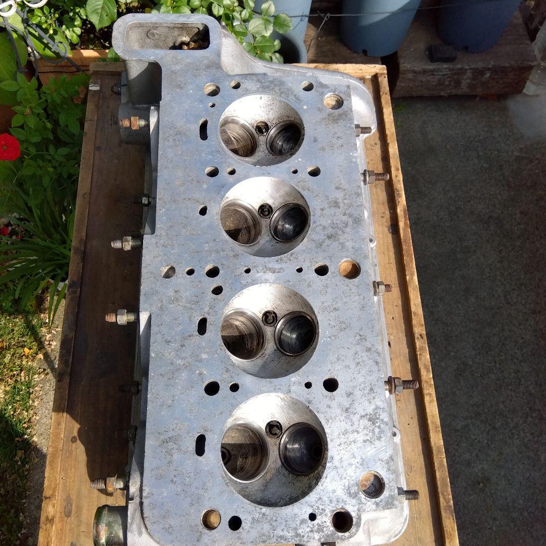 いすゞPFジェミニ シリンダーヘッドとバルブ2本