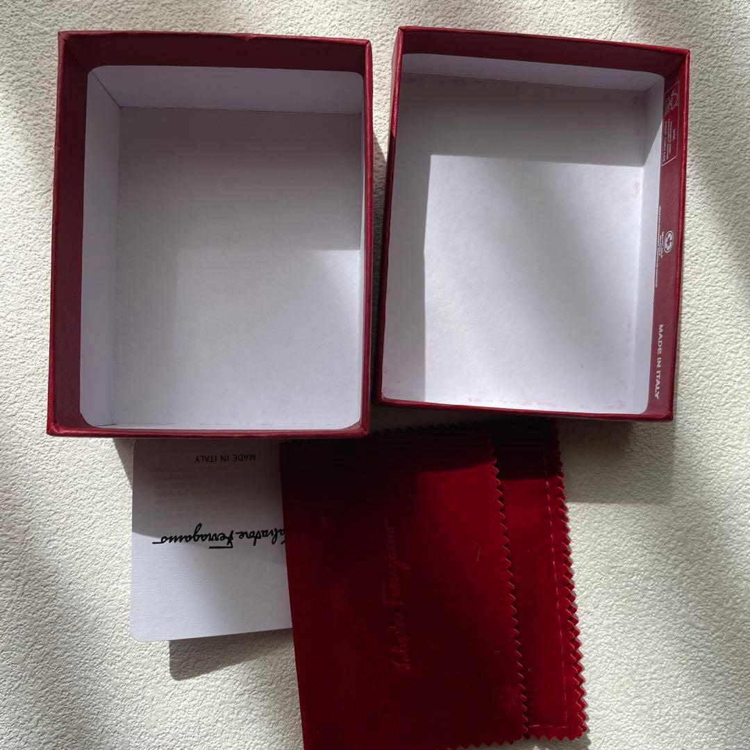 Ferragamo earring フェラガモピアス ヴァラリボン 　ゴールド