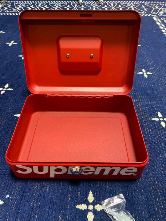 supreme シュプリーム　金庫