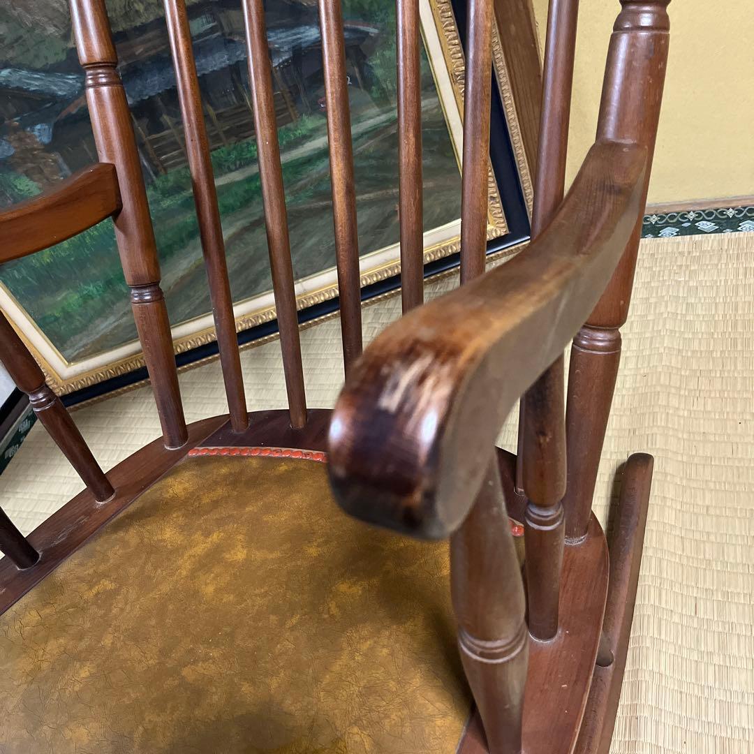 レトロな木製のロッキングチェア