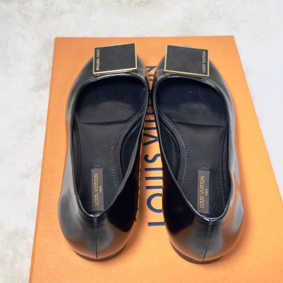【美品】ルイヴィトン36フラットシューズ パンプス ロゴプレート 黒 金