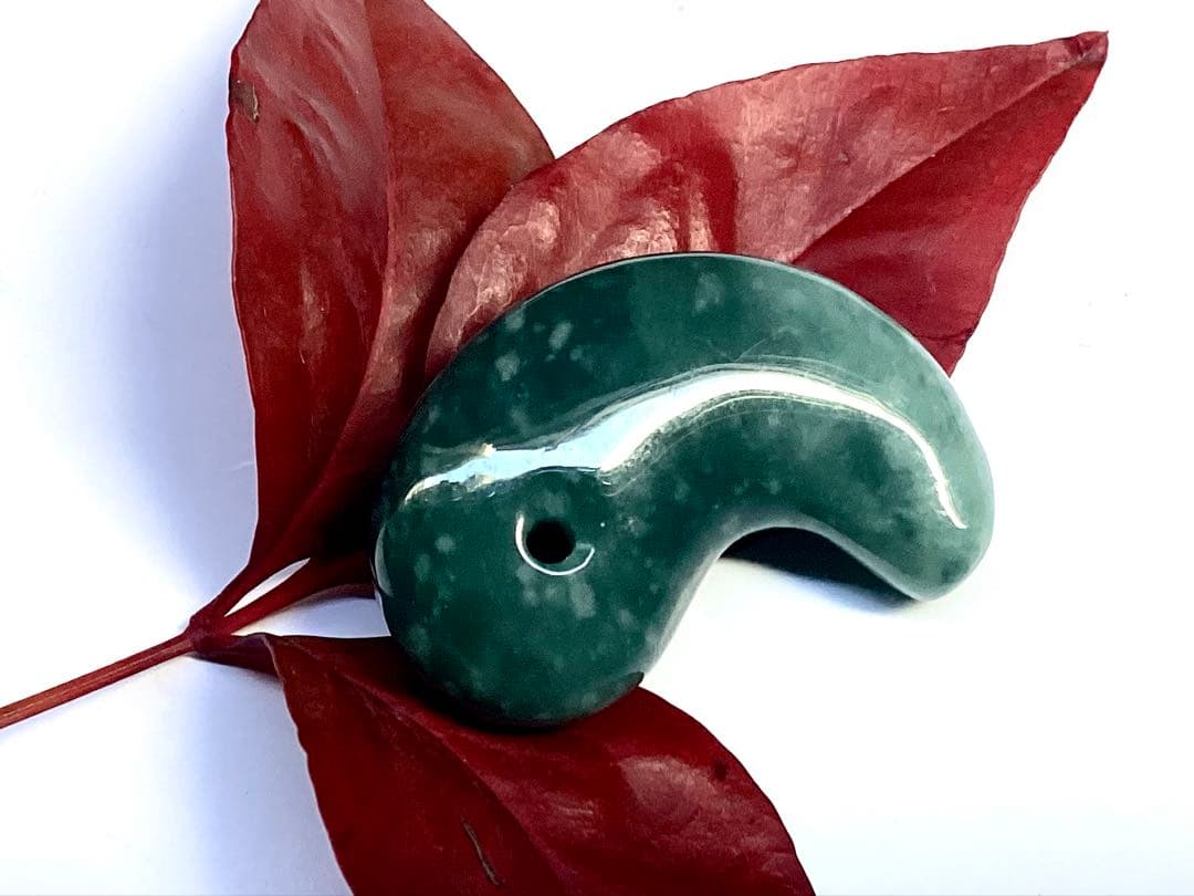 ✳premiumシリーズ幸運の糸魚川翡翠翡翠 美麗 勾玉　再結晶線入り御守りに‼️