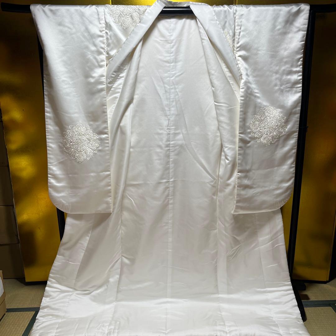 ☆☆年末特別お値引き☆☆打掛　白無垢　華紋刺繍