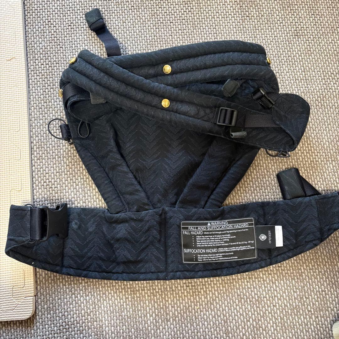 抱っこ紐 黒／artipoppe アーティポッペ