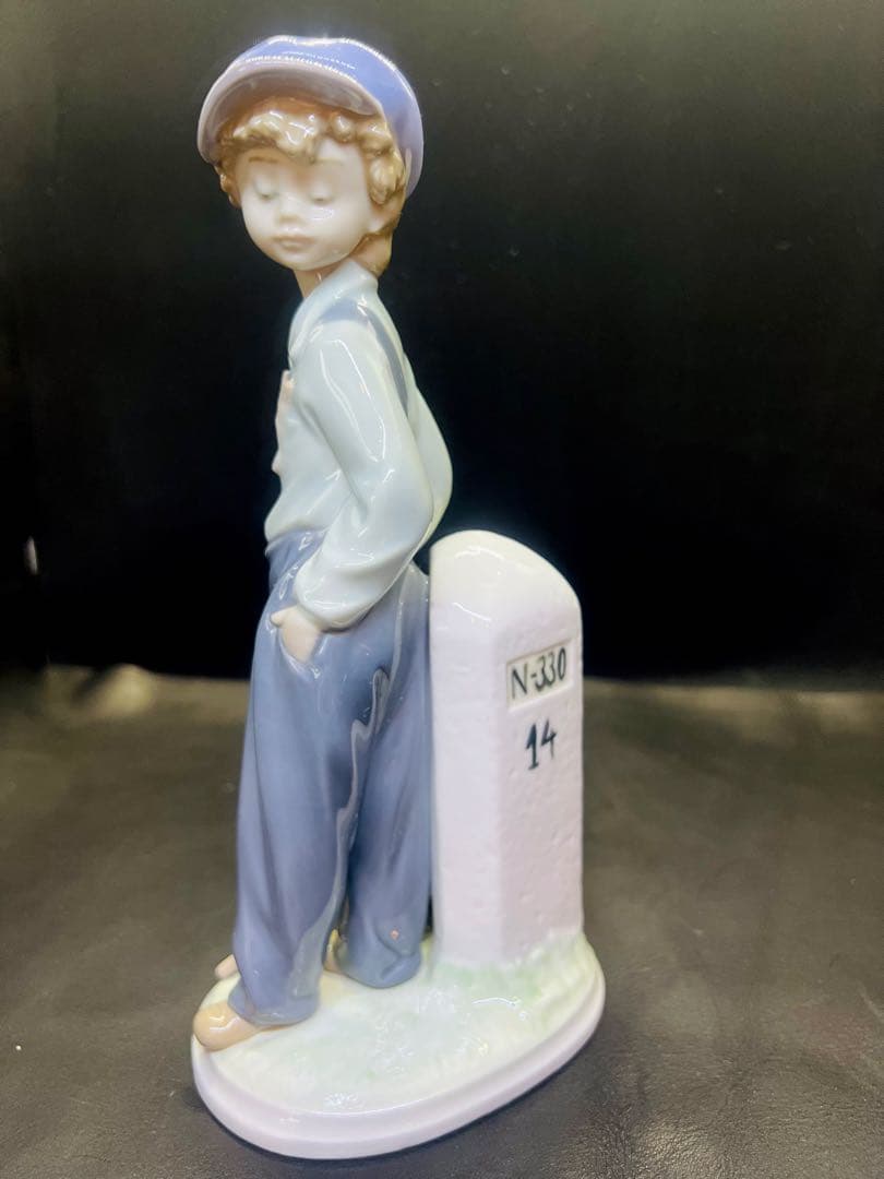 少年の陶器フィギュア