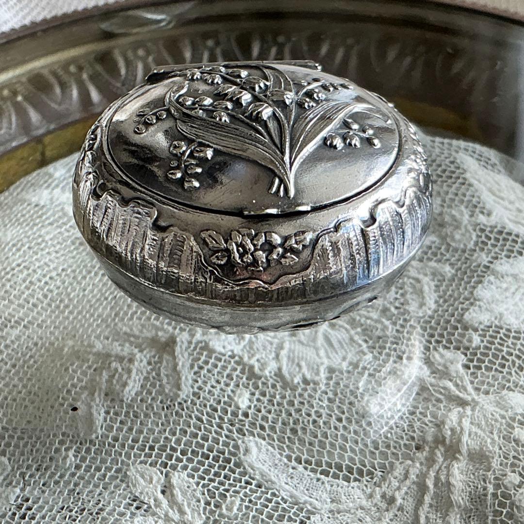 【C】フランスアンティーク　すずらん　ピルケース　シルバープレート