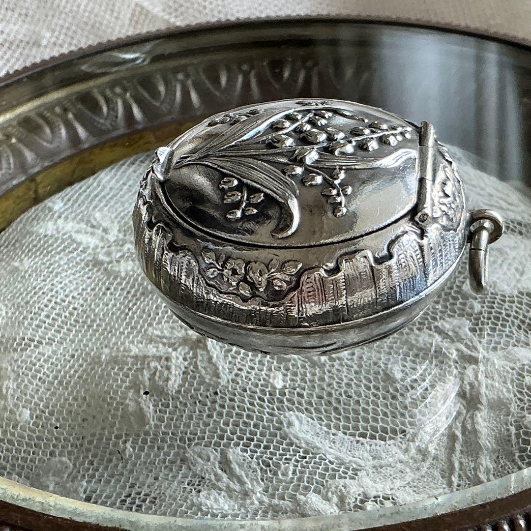 【C】フランスアンティーク　すずらん　ピルケース　シルバープレート