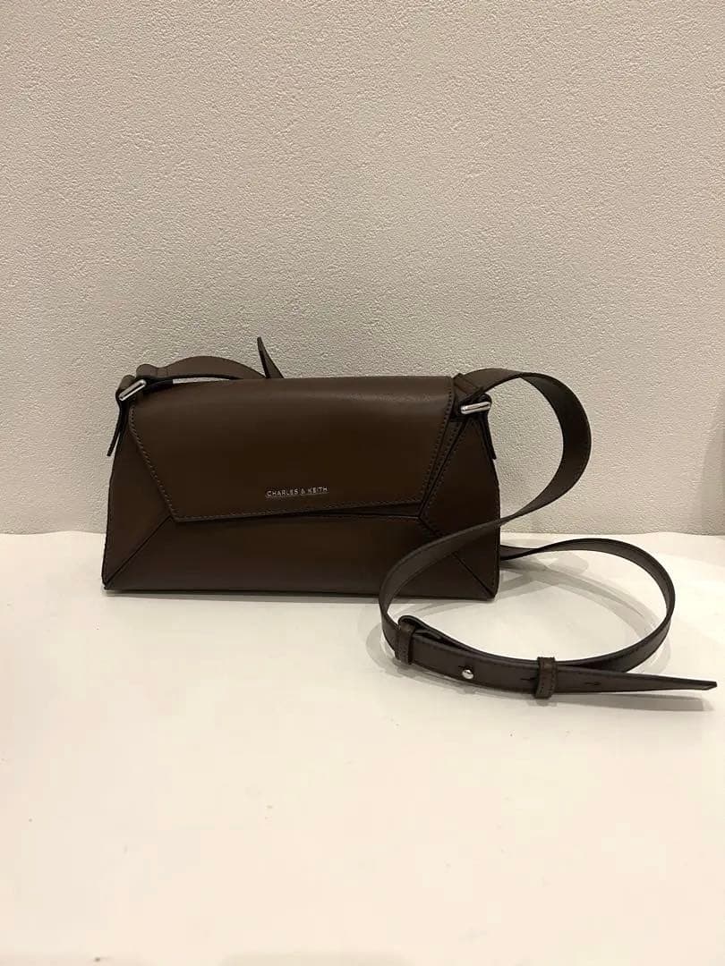 【新品未使用】Charles&Keith ナスリンジオメトリックショルダーバッグ
