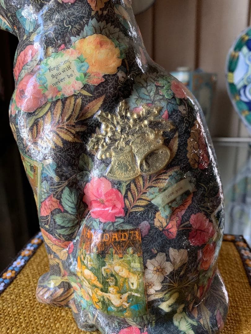 イギリス製デコパージュ猫　立ち姿の凛々しいデコパージュされた猫ちゃん！