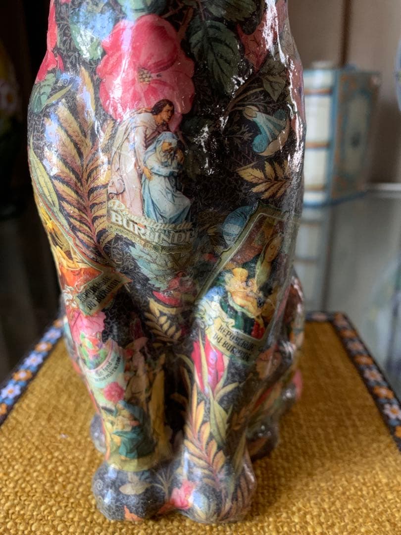 イギリス製デコパージュ猫　立ち姿の凛々しいデコパージュされた猫ちゃん！