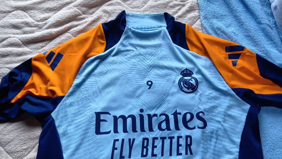 Real Madrid 長袖ジャージ エミレーツ 9番