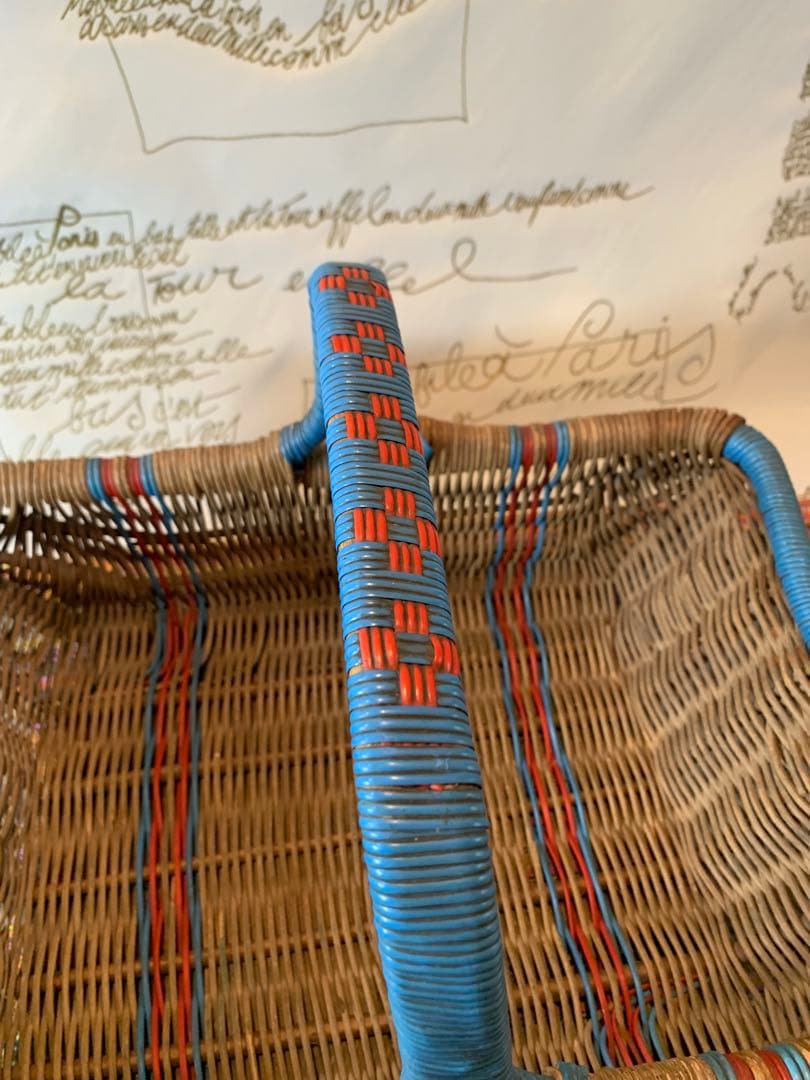 フランス製　アンティーク　ビニールの編み込みの色合いと形が素敵なバスケット！