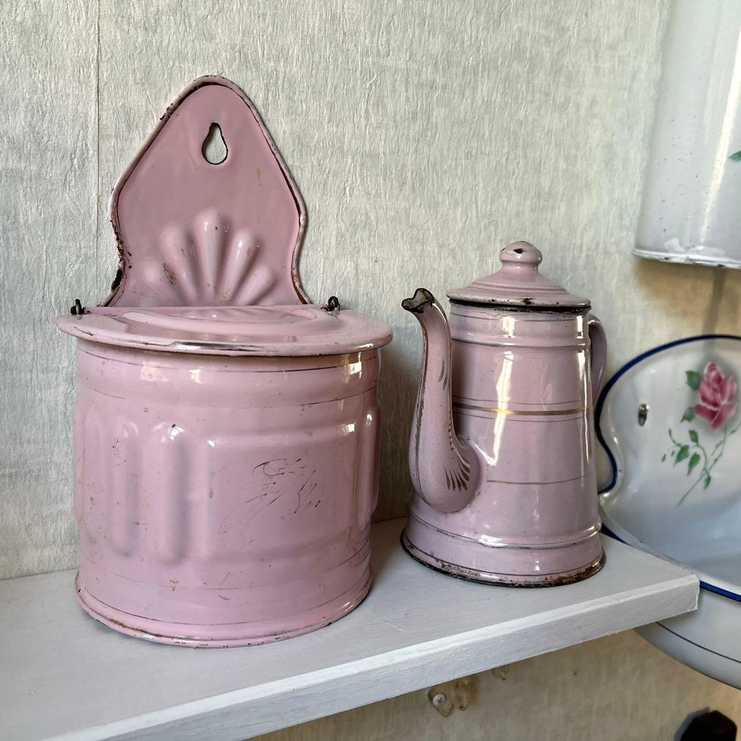 フランスアンティーク　ピンク色のホーローポットとセル缶