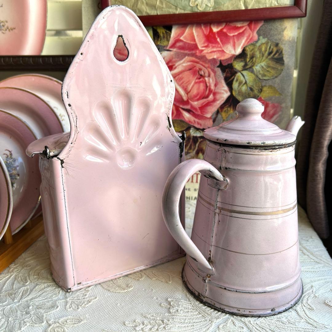 フランスアンティーク　ピンク色のホーローポットとセル缶