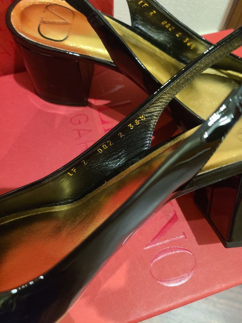 ヴァレンティノ ワンスタッズ パンプス