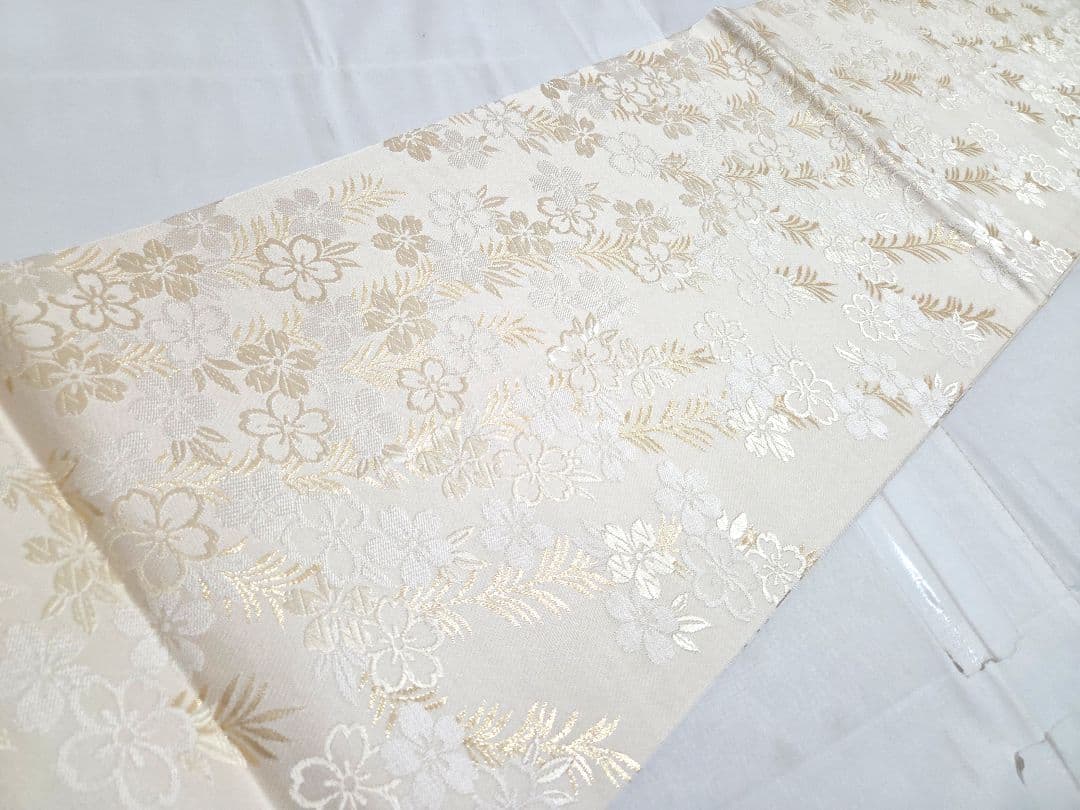 D 井筒工芸謹製 花柳流 桜の花模様 白色 金糸 全通 正絹 開仕立て名古屋帯
