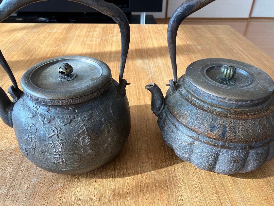 漢字彫刻の丸形鉄瓶