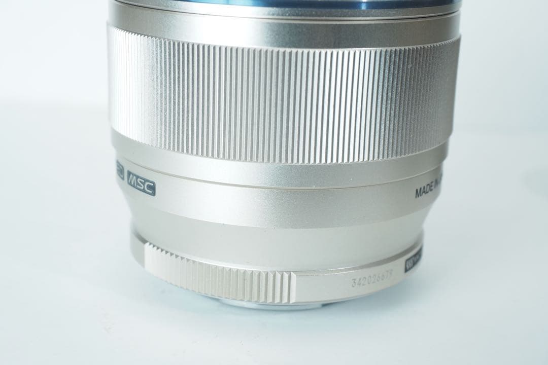 OLYMPUS M.zuiko 75mm F1.8 シルバー 社外フード 単焦点