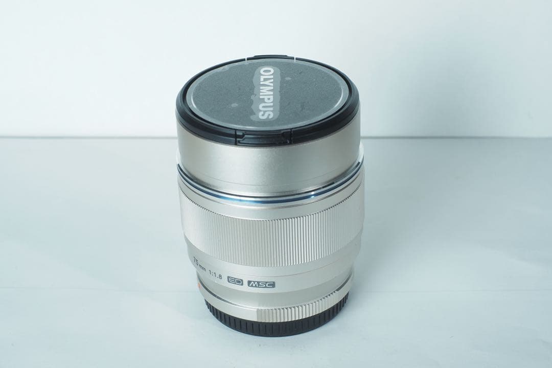 OLYMPUS M.zuiko 75mm F1.8 シルバー 社外フード 単焦点