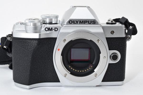 【ほぼ新品】OLYMPUS OM-D E-M10 III ダブルズームキット
