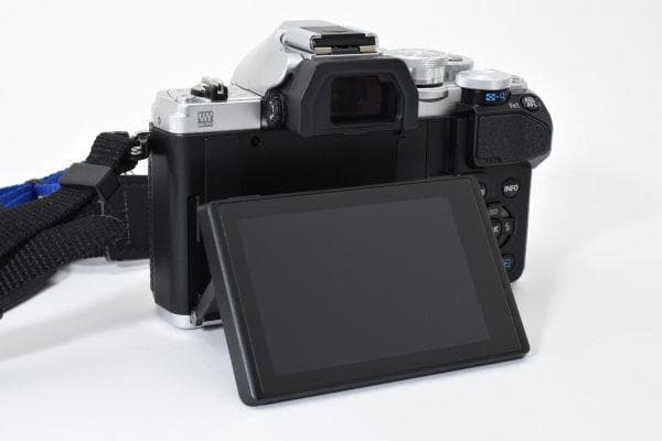 【ほぼ新品】OLYMPUS OM-D E-M10 III ダブルズームキット