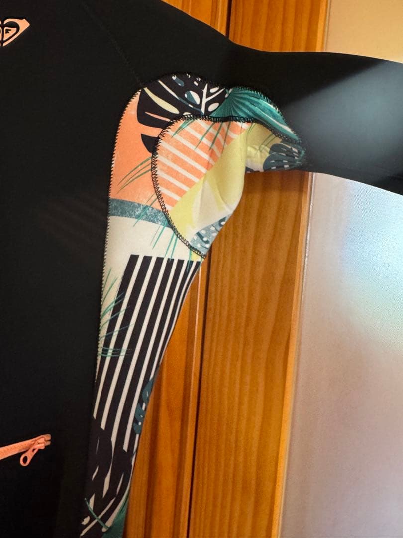 ROXY フルスーツ ブラック・マルチカラー