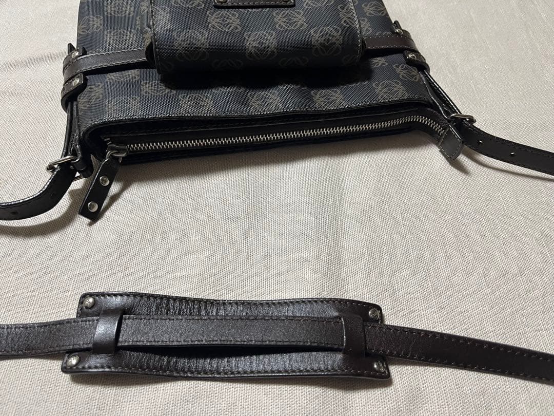 美品 ロエベ ポケッツ アナグラム 斜め掛けショルダーバッグ レザー・PVC